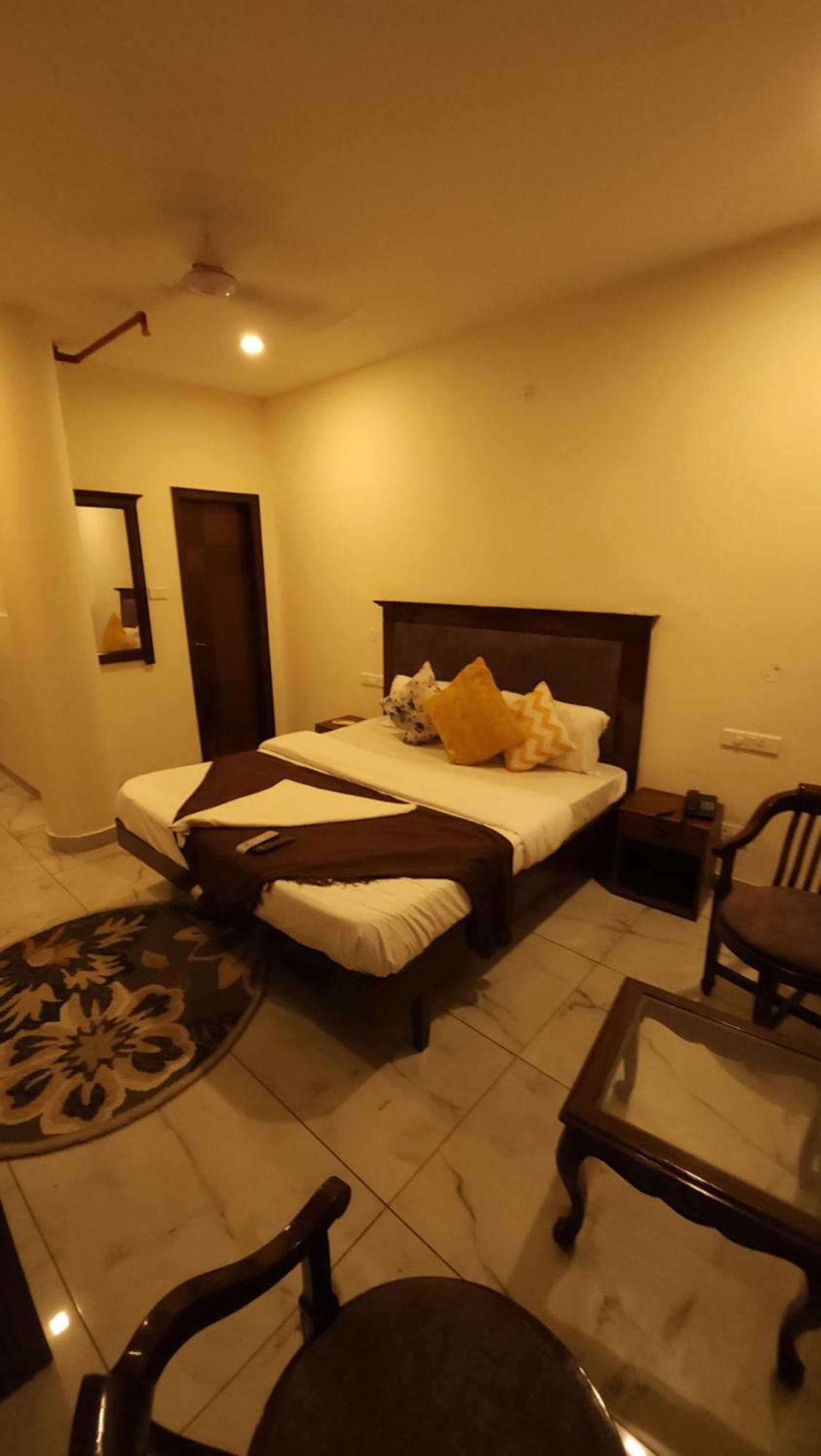 Hotel Vrs Inns Chandīgarh Exterior foto